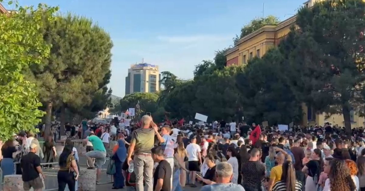 VIDEO  Me këngë labe në sfond  qytetarët nisin marshimin drejt Kryeministrisë