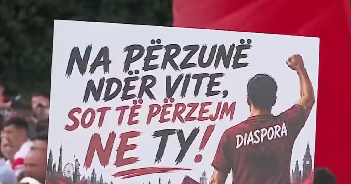 FOTO LAJM  Mesazhi i fortë i diasporës drejtuar Ramës në protestë  Na përzunë ndër vite  sot do të përzëmë ne ty 