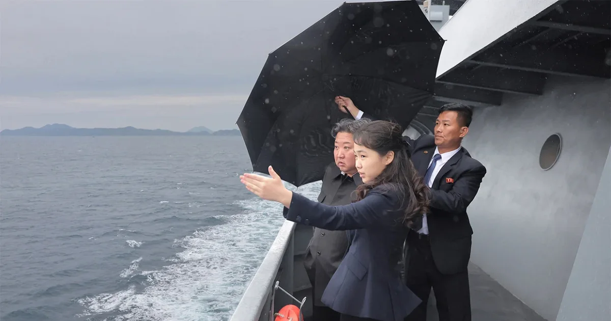 Shfaqje force nga Pheniani  Kim Jong Un mbikëqyr testet e anijes së re luftarake  VIDEO 