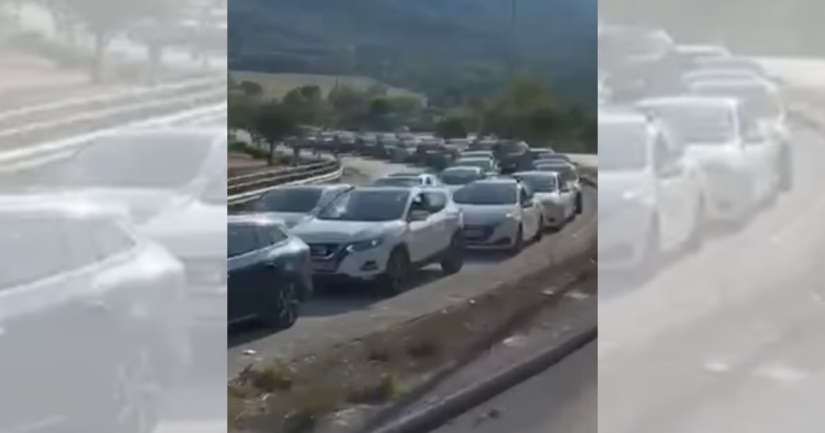 Video  Situatë e rënduar në Kakavijë  radhë e gjatë kilometrike nga makinat që duan të kalojnë në Shqipëri