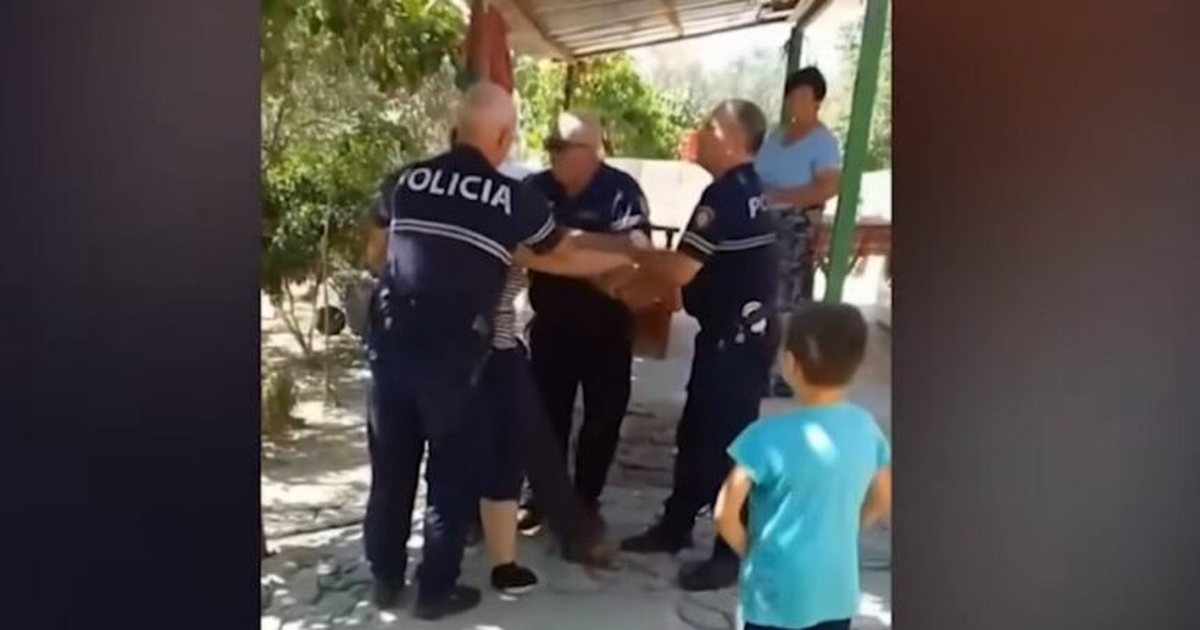 Shoqëruan me forcë qytetarin  Kryepolici Hita nuk kursen 3 efektivët e policisë në Kuçovë  i pezullon nga detyra