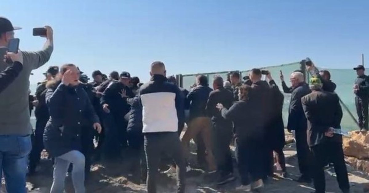  A nuk keni turp      Sërish përplasje mes banorëve të Rrjollit dhe policisë  Po na dhunojnë djemtë   