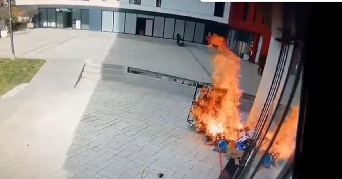 Dalin pamjet  si nisi zjarri te pallati pranë Farmacisë 10  kartona që digjen ngjitur me Big Market