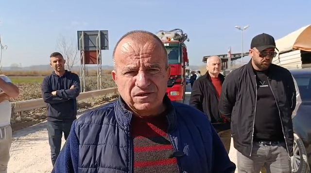 Protest&euml; p&euml;r rrug&euml;n e degraduar, banor&euml;t pran&euml;