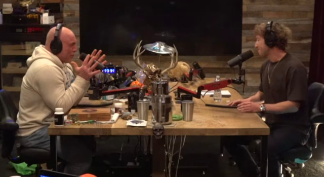Zuckerberg thumbon Apple në një intervistë me Joe Rogan