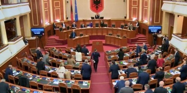 Kuvendi i rikthehet punës, seanca plenare mbahet të