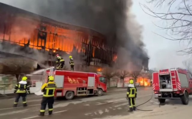 Përfshihet nga flakët qendra tregtare në Kosovë/ Detajet e