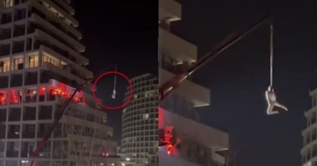Spektakël në ajër duke u varur në vinç, vajza