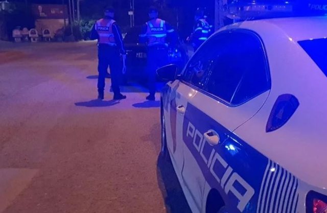 Plagosi "të dashurin" e nënës në oborrin e