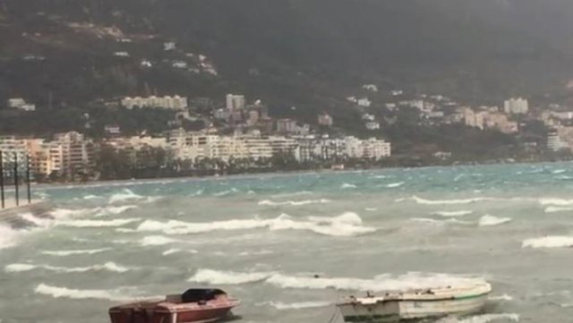Moti i keq në Vlorë, ndalohet lundrimi i anijeve të vogla