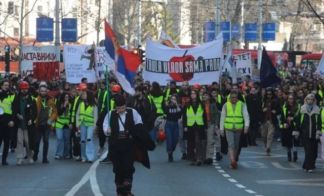 Nuk ndalen studentët në Serbi, nisin marshimin në këmbë