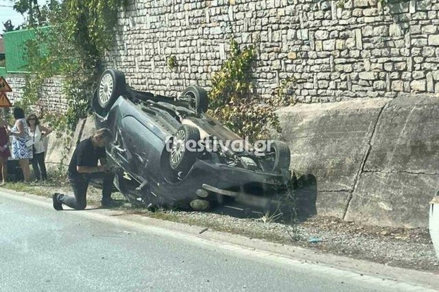 Makina përplaset me pemën në Greqi, vdes 30-vjeçari