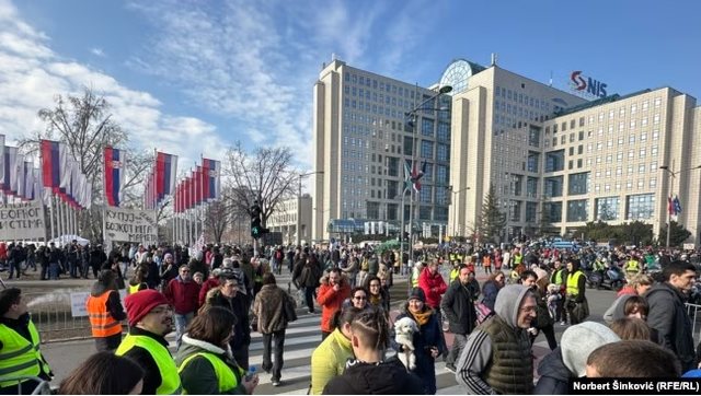 Protestat në Serbi, studentët e kalojnë natën jashtë