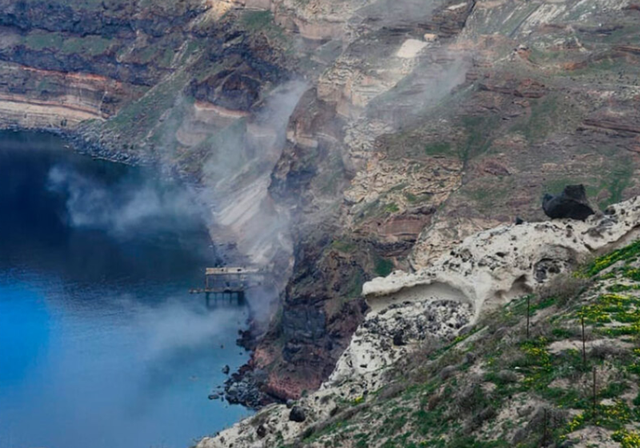 Tërmetet e vazhdueshme në Santorini, rrëshqitje dheu në disa