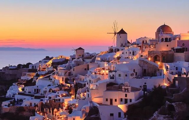 Lëkundjet sizmike në Santorini, zbrazen resortet, ikin pushuesit