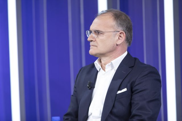 "Merrnin paratë e USAID dhe hanin dreka në restorante", Andi