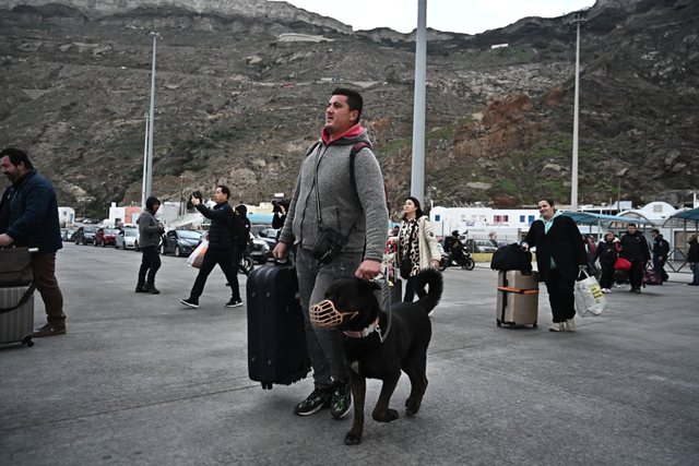 Eksodi i madh në Santorini! Mbi 11,000 njerëz dhe 1,200 automjete