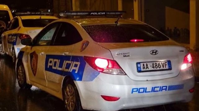 Plagosje me thikë në qendër të Korçës, arratiset