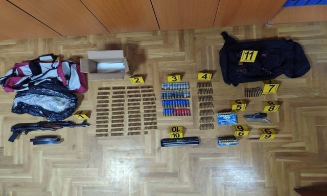 Policia sekuestron armë dhe municione në veri të Mitrovicës