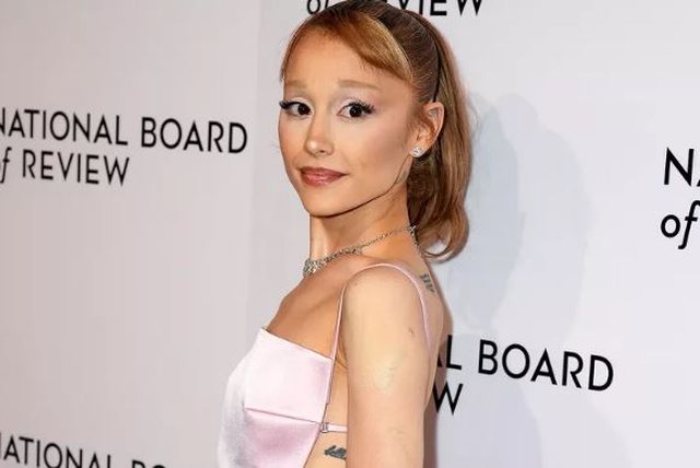 Ariana Grande flet për ankthin depresionin dhe çfarë e ndihmoi