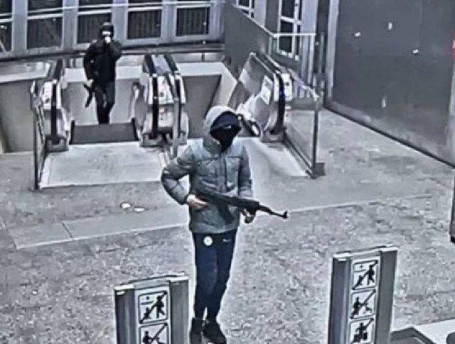 Video/ Terror në Bruksel, dy persona hapin zjarr pranë stacionit