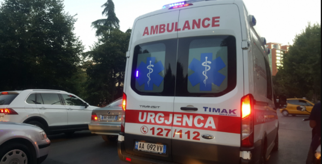 Po punonte në një objekt, 70-vjeçari rrëzohet nga