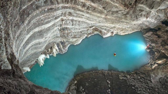 Zbulimi i liqenit nëntokësor Neuron në Shqipëri, Auron Tare