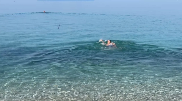 Në Vlorë nis plazhi, vlonjatët: Kemi vite që lahemi në