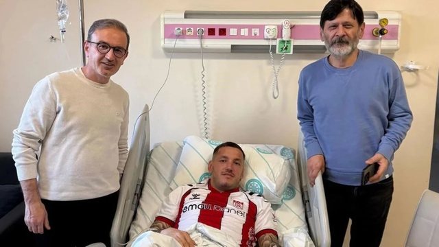 Rey Manaj humbet ndjenjat në fushë, ja si reagoi në spital