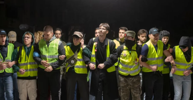 Vuçiç në vështirësi! Studentët rrethojnë