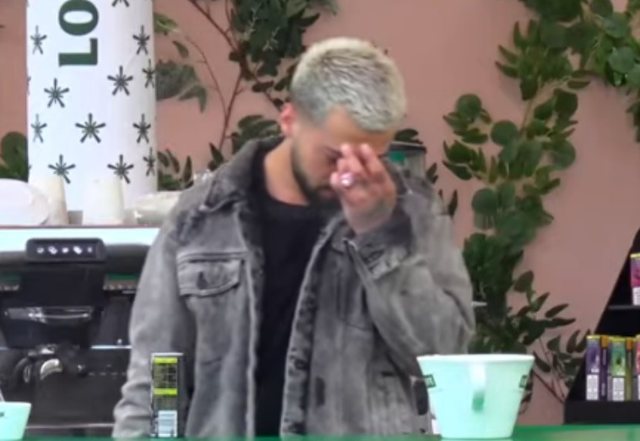 Gjesti përlotet teksa qëndron vetëm në oborr