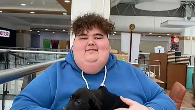 U bë i famshëm duke ngrënë sasi të mëdha ushqimi,