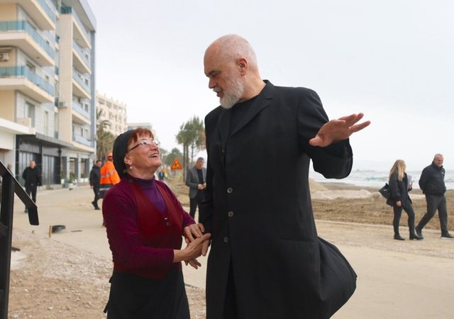 Shëtitorja e re e plazhit të vjetër, Rama batuta me qytetaren: Do