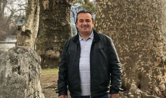 M*sakroi bashkëshorten me thikë dhe u v*tëvra duke u hedhur nga