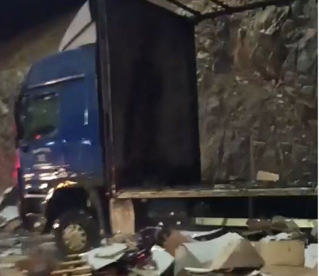 Merr flakë trajleri në “Rrugën e Kombit”,