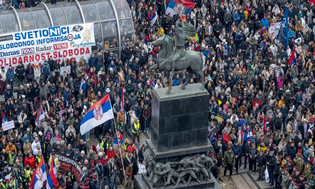 Mbi 100 mijë protestues, paralizohet Beogradi! Tubimi bllokon transportin!