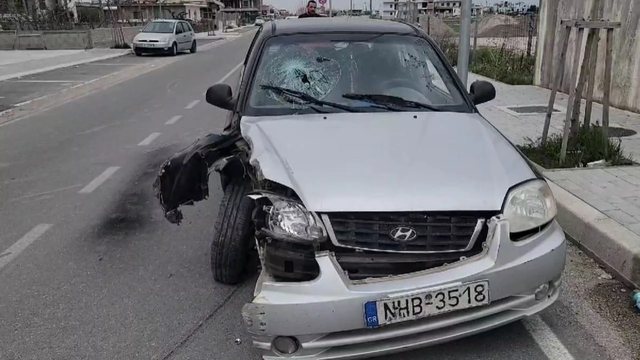 Makina përplaset me shtyllën, aksidentohet cifti i