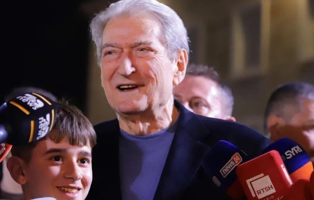 “Bravo që ke ardhur në protestë”, Berisha premtim