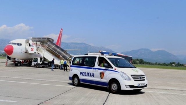 Emri/ Ishte shpallur në kërkim për grup kriminal, ekstradohet nga