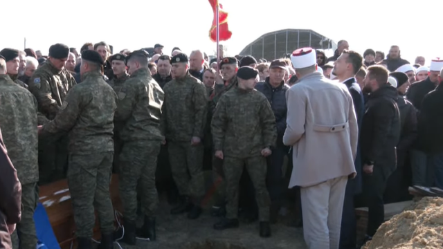 Gjykata e Hagës nuk e lejoi të marrë pjesë në varrimin,