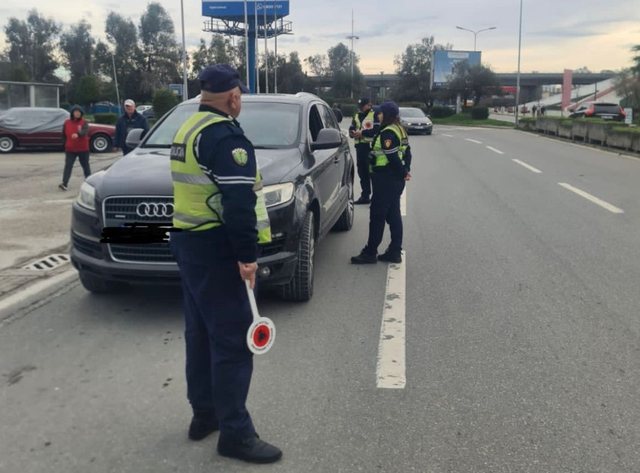 E tërhoqi për disa metra dhe më pas e goditi, arrestohet i riu