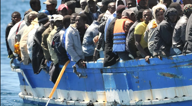 Mbytet anija me emigrantë në Lampedusa, gjashtë të vdekur