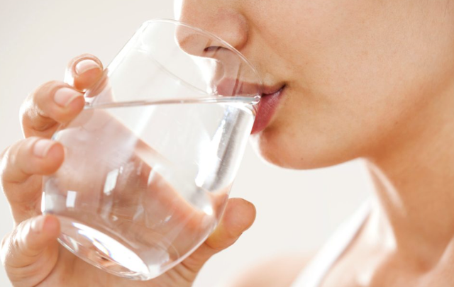 Kur duhet pirë uji, para apo pas ngrënies?