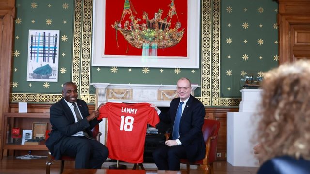 Ministri Igli Hasani takon autoritetet britanike, forcon marrëdhëniet