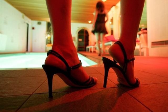 Çmontohet rrjeti i eskortave, arrestohet një oficere policie dhe 12