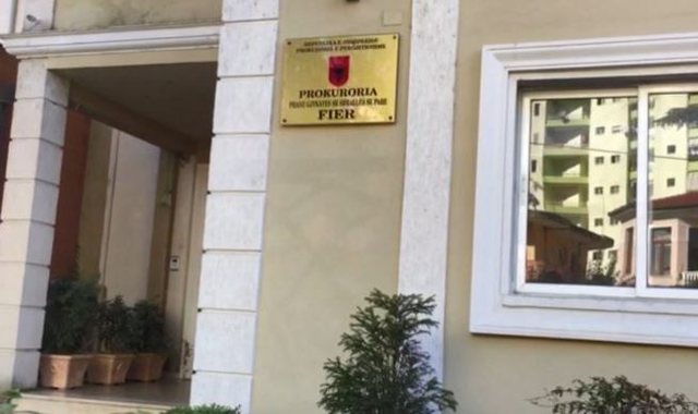 Dhunoi çiftin e bashkëshortëve dhe njëri prej tyre