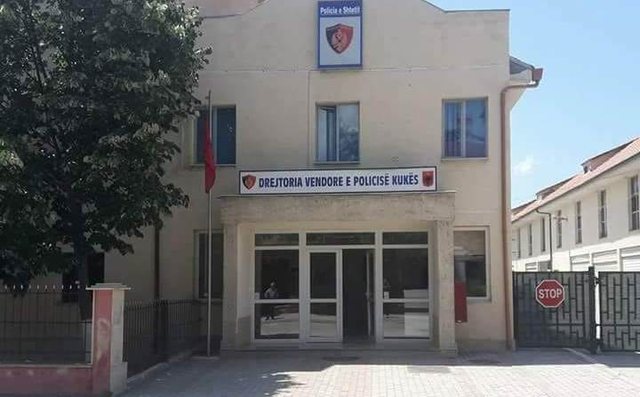I theu xhamin e makinës dhe i çonte mesazhe kërcënuese
