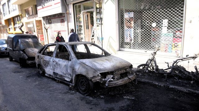 Natë tensionesh në Greqi, persona të panjohur sulmuan