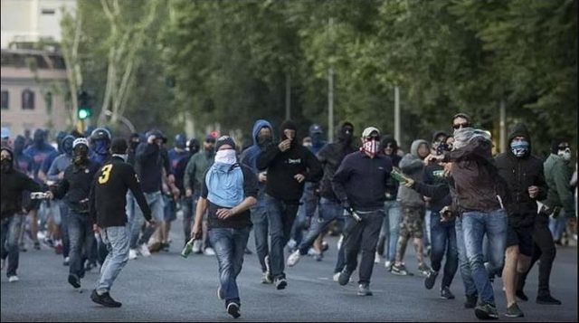 Kaos dhe dhunë në rrugët e Romës para derbit, përplasen