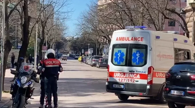 U hodh nga kati i 9-të i pallatit në Tiranë, shpëton